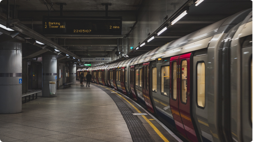 Station avec un train à quai