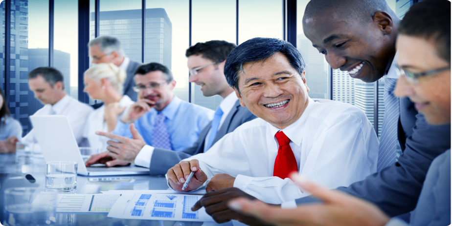 collaborateurs qui sourient au bureau