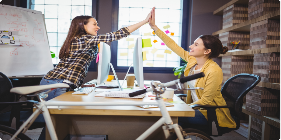collaborateurs qui sourient au bureau 