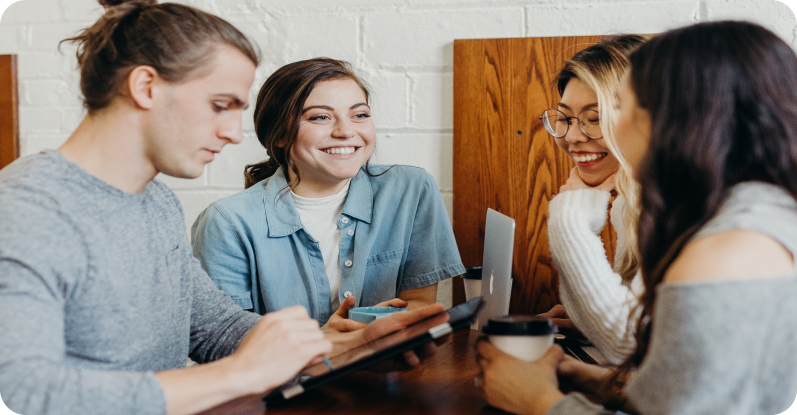 collègues autour d'une table qui discutent