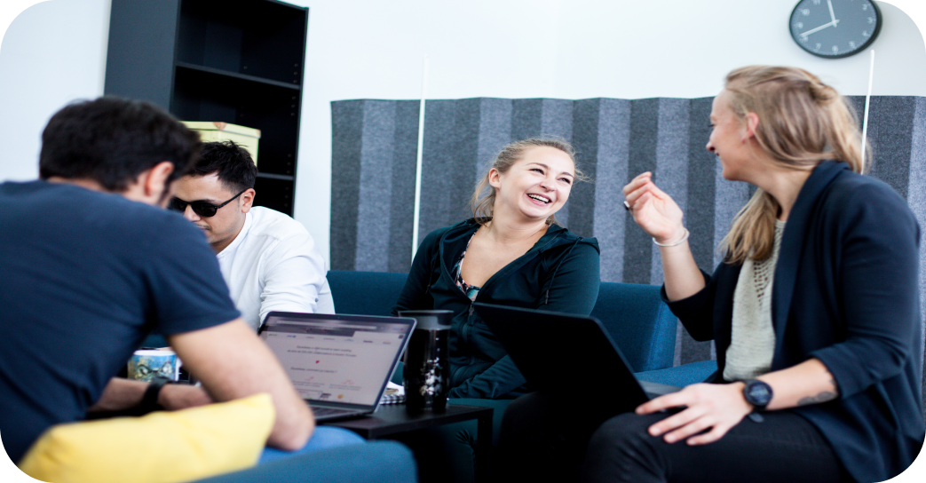 personnes qui discutent 