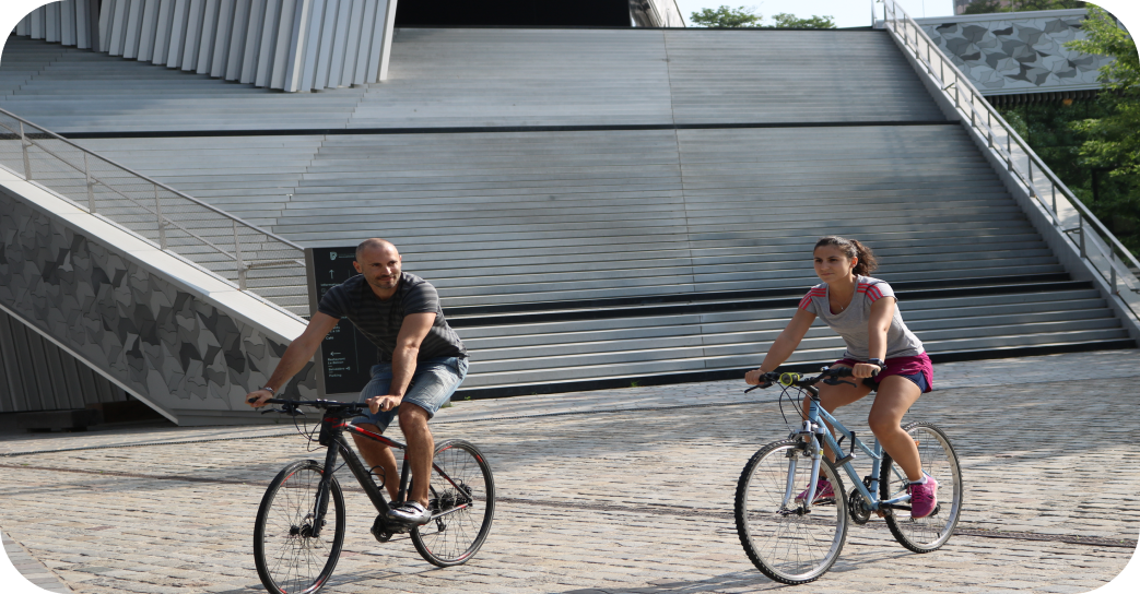 deux personnes qui font du velo