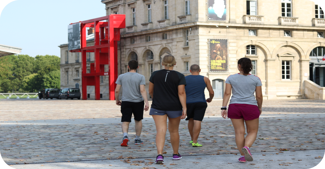 plusieurs personnes qui marchent