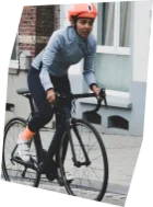 Femme à vélo