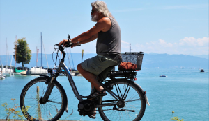 personne âgée en vélo électrique