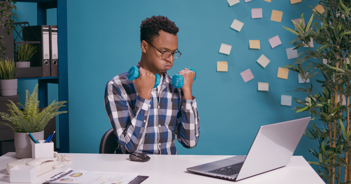 Employé joyeux derrière son écran d'ordinateur